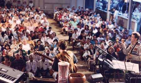 Concert at the Tabernacle by Uno Mundo (One World).